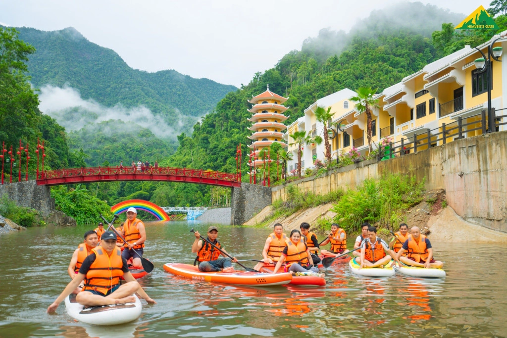 Chèo thuyền sup. Ảnh: Cổng Trời Đông Giang