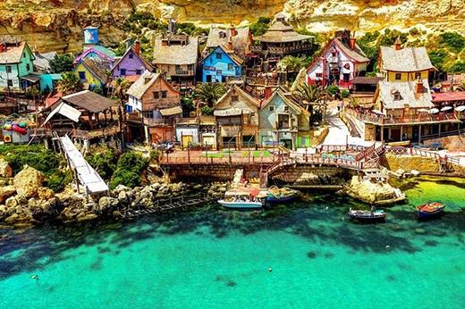 Làng Popeye Village ở đảo Địa Trung Hải (Malta) là ngôi làng gồm nhiều căn nhà bằng gỗ mộc mạc nằm sát bên nhau. da-mat-voi-24-ngoi-lang-nhin-thay-da-muon-bo-chay-ivivu-1