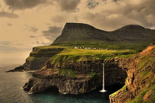 Làng Gásadalur thuộc đảo Faroe chỉ vỏn vẹn 60 người dần và hiện có một số căn nhà đã bị bỏ hoang da-mat-voi-24-ngoi-lang-nhin-thay-da-muon-bo-chay-ivivu-10