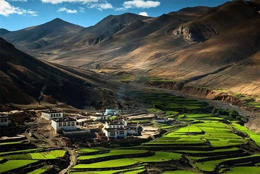 Ngôi làng này tọa lạc trên đỉnh núi Himalayas, Tây Tạng. da-mat-voi-24-ngoi-lang-nhin-thay-da-muon-bo-chay-ivivu-11