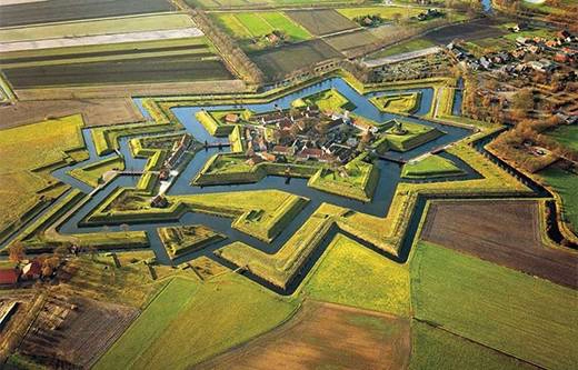 Fort Bourtange là tên một pháo đài nằm ở ngôi làng Bourtange, Groningen, Hà Lan. da-mat-voi-24-ngoi-lang-nhin-thay-da-muon-bo-chay-ivivu-12