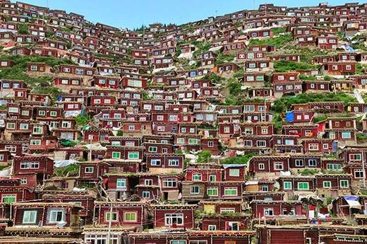 Những ngôi nhà xếp chồng xếp lớp với nhau tạo thành một tổng thể vô cùng kỳ diệu ở Kham, Tibet. da-mat-voi-24-ngoi-lang-nhin-thay-da-muon-bo-chay-ivivu-14
