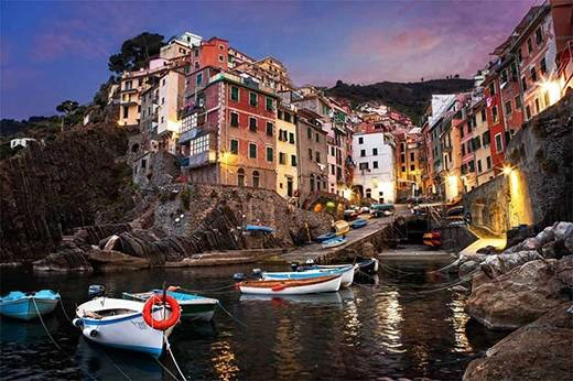 Riomaggiore là một ngôi làng thuộc tỉnh La Spezia, nằm trong một thung lũng nhỏ ở vùng Liguria của Ý. da-mat-voi-24-ngoi-lang-nhin-thay-da-muon-bo-chay-ivivu-6