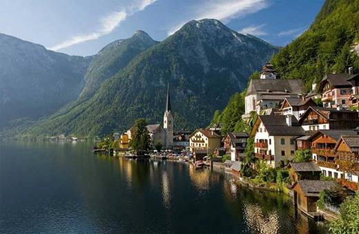 Làng Hallstatt là một ngôi làng ở Salzkammergut (Áo) chỉ với 946 cư dân. da-mat-voi-24-ngoi-lang-nhin-thay-da-muon-bo-chay-ivivu-9