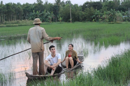 Lan Phương và phóng viên người Mỹ - William du ngoạn miền Tây sông nước trong chương trình Bạn Đường Hợp Ý 