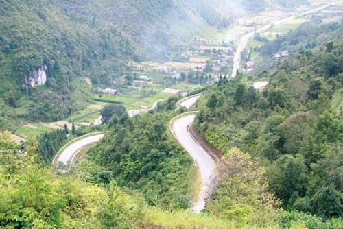 Những con đường ngoằn ngoèo trông rất đẹp trên cao nguyên đá Đồng Văn