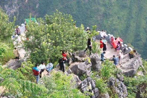 Du khách nào khi qua đèo Mã Pì Lèng cũng ghé mỏm đá “huyền thoại” để chiêm ngưỡng sông Nho Quế