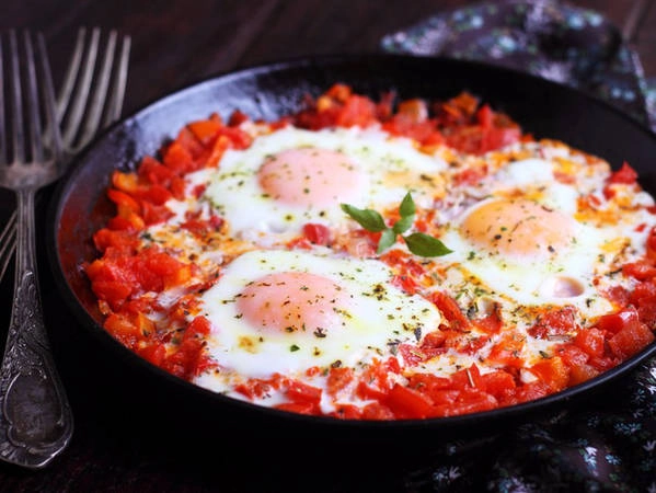 Shakshouka là món ăn gồm trứng nấu cùng với sốt cà chua cay. Vị ngọt thanh của cà chua, cay nồng của ớt cùng trứng béo ngậy là món ăn sáng ưa thích của người Israel.