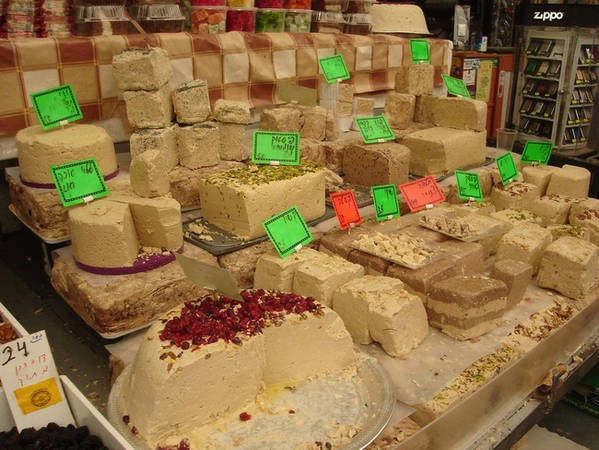 Halva là một loại bánh đặc được làm từ đường, sốt mè đen và halva có hương vani, cà phê hoặc đậu phộng Bamba. Bạn có thể thưởng thức một miếng halva ở bất cứ đầu trên đường phố Israel.