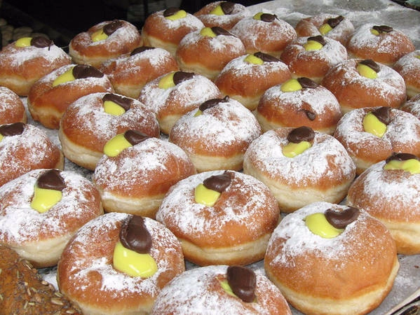 Sufganiyot nổi tiếng ở Israel như món bánh gừng đối với nước Mỹ. Nếu bạn đến đây trong một dịp lễ vào mùa đông, bạn không thể bỏ lỡ món bánh rán thơm bên trong có nhân kem và sô cô la béo ngậy này.