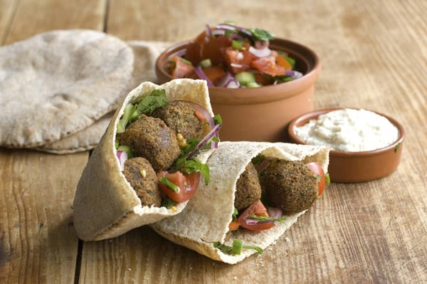 Falafel là món chả chiên làm từ đậu gà và đậu fava. Món ăn có vị thơm của đậu, rau mùi và vị béo của sốt sữa chua. Người Ả Rập thường nhồi falafel cùng cà tím nướng, hạt tiêu, khoai tây chiên, dưa vào vỏ bánh pita, hoặc sandwich muối và thêm nước sốt đặc trưng, tạo nên một hương vị tuyệt ngon.