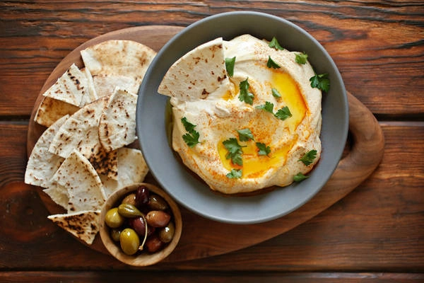 Hummus, hay còn được gọi là sốt kem đậu gà, làm từ đậu gà (chickpea) nấu chín nghiền nhuyễn trộn với xốt tahini, dầu ô liu, nước cốt chanh muối và tỏi. Theo cách truyền thống món sốt này được bày trong một đĩa lớn, có rưới thêm dầu ôliu và một số rau gia vị, ăn kèm với bánh mỳ pita tươi, hành, cà chua, salad dưa leo và falafel.