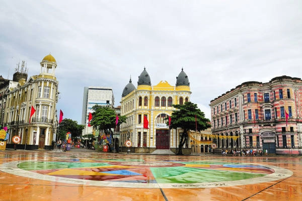 Quảng trường Rio Branco với tên gọi quen thuộc Marco Zero là một trong những nơi tập trung du khách để tỏa ra các con đường chính ở Recife - Ảnh: wp Quảng trường Rio Branco với tên gọi quen thuộc Marco Zero là một trong những nơi tập trung du khách để tỏa ra các con đường chính ở Recife - Ảnh: wp