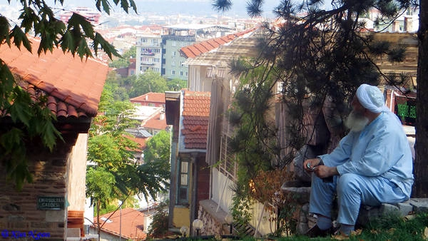 Một giáo sĩ Hồi giáo ngồi nghỉ ngơi bên cạnh nhà thờ Hồi giáo Xanh - Ảnh: KIM NGÂN