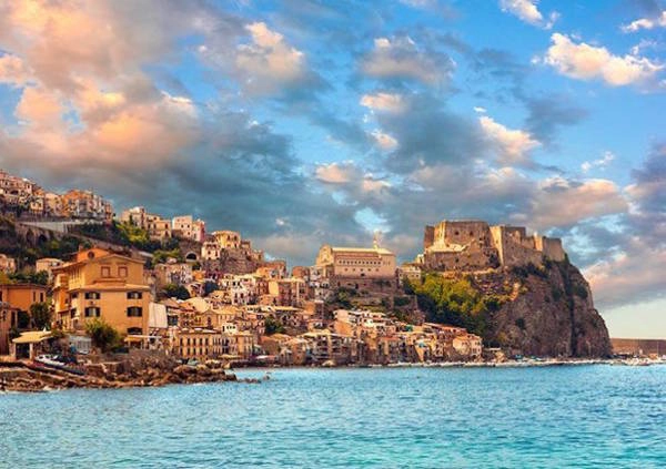 Thị trấn cổ Tropea nằm bên bờ biển Tyrrhenian - Ảnh: Italythisway Thị trấn cổ Tropea nằm bên bờ biển Tyrrhenian - Ảnh: Italythisway