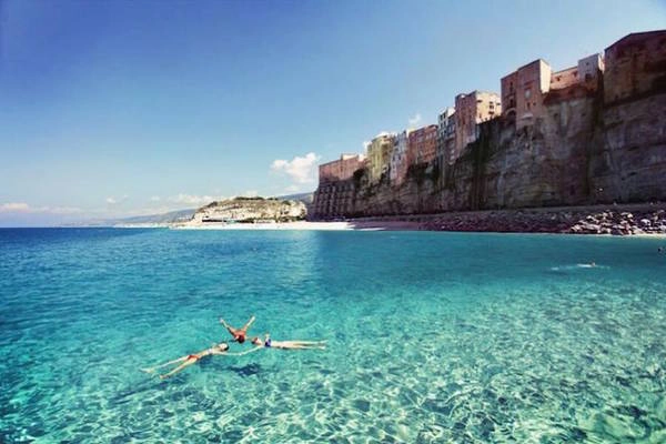 Bãi biển xanh trong ở Tropea thu hút du khách tắm nắng và lặn - Ảnh: flickr Bãi biển xanh trong ở Tropea thu hút du khách tắm nắng và lặn - Ảnh: flickr
