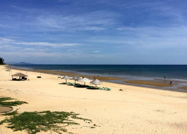 Bãi biển Thiên Cầm - Ảnh: Băng Giang