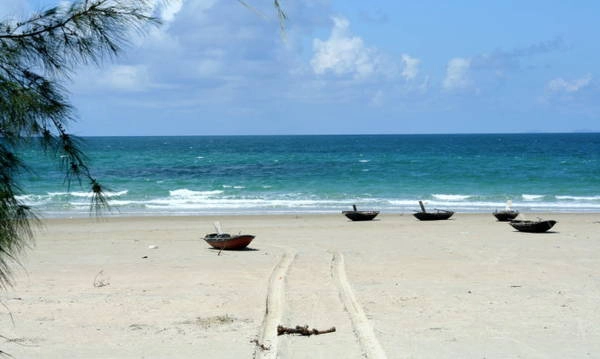 Bãi biển Vàn Chảy với bãi cát trắng tinh 10 năm trước - Ảnh: THÁI ANH