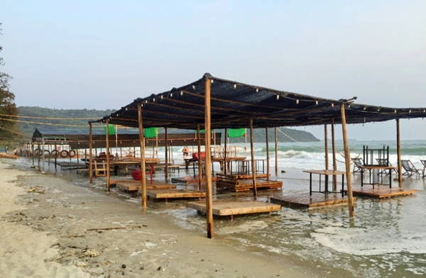 Dãy lán trại chiếm gần như trọn vẹn bờ biển Vàn Chảy thơ mộng - Ảnh: THÁI ANH