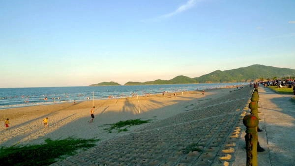 Bãi biển Xuân Thành với bờ kè trải dài, điểm ngắm cảnh tuyệt vời - Ảnh: Băng Giang Bãi biển Xuân Thành với bờ kè trải dài, điểm ngắm cảnh tuyệt vời - Ảnh: Băng Giang