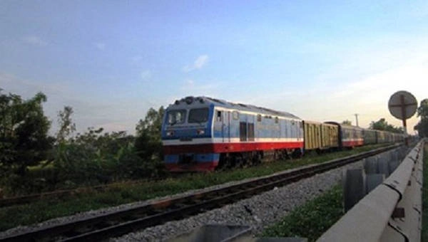 Con tàu đang băng qua một triền núi - Ảnh: Vietq Con tàu đang băng qua một triền núi - Ảnh: Vietq