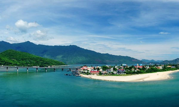 Biển Lăng Cô nối liền Đà Nẵng - Huế - Ảnh: wanderlust Biển Lăng Cô nối liền Đà Nẵng - Huế - Ảnh: wanderlust