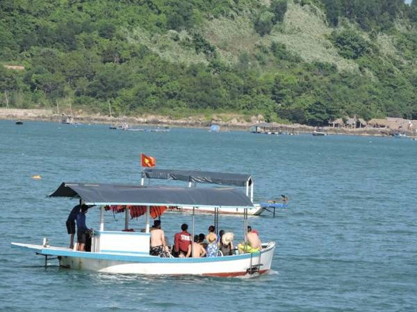 Ngắm san hô, du thuyền trên bãi Rạng đem lại niềm vui thú vị cho du khách - Ảnh: T.Ly Ngắm san hô, du thuyền trên bãi Rạng đem lại niềm vui thú vị cho du khách - Ảnh: T.Ly