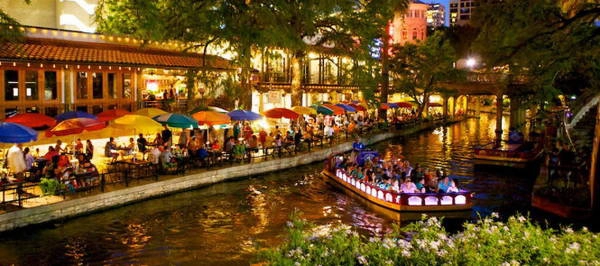 Dạo thuyền trên kênh ở Fort Lauderdale - Ảnh: fotolia Dạo thuyền trên kênh ở Fort Lauderdale - Ảnh: fotolia