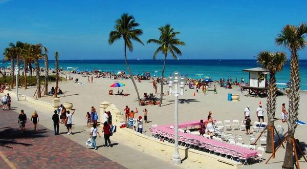 Con đường ven biển ở Hollywood Beach dài hơn 3,5km luôn nhộn nhịp - Ảnh: wp Con đường ven biển ở Hollywood Beach dài hơn 3,5km luôn nhộn nhịp - Ảnh: wp