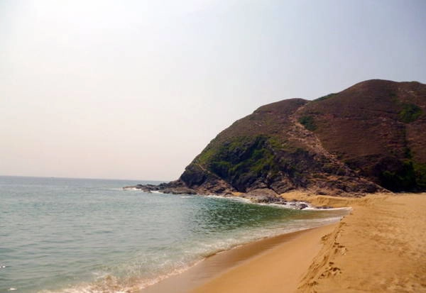 Ghềnh đá Hoài Hải, một phần, nhìn từ xa, khi vừa đặt chân đến - Ảnh: Nguyễn Thành Giang Ghềnh đá Hoài Hải, một phần, nhìn từ xa, khi vừa đặt chân đến - Ảnh: Nguyễn Thành Giang