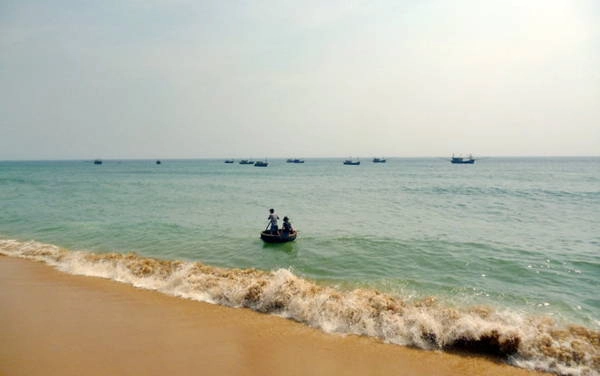 Biển, tàu cá nhỏ và những người ngư dân, nhìn từ phía chân ghềnh - Ảnh: Nguyễn Thành Giang Biển, tàu cá nhỏ và những người ngư dân, nhìn từ phía chân ghềnh - Ảnh: Nguyễn Thành Giang