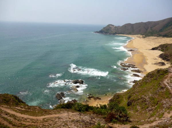 Từ đỉnh núi, ghềnh đá Hoài Hải hiện ra như một bức tranh tuyệt đẹp - Ảnh: Nguyễn Thành Giang Từ đỉnh núi, ghềnh đá Hoài Hải hiện ra như một bức tranh tuyệt đẹp - Ảnh: Nguyễn Thành Giang