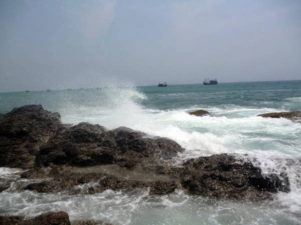 Dưới chân ghềnh, sóng vỗ miên man ngày đêm vào những ghềnh đá - Ảnh: Nguyễn Thành Giang Dưới chân ghềnh, sóng vỗ miên man ngày đêm vào những ghềnh đá - Ảnh: Nguyễn Thành Giang