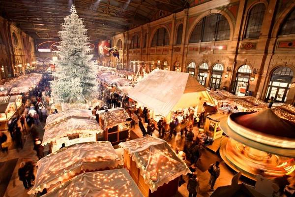 Chợ Giáng sinh trong nhà ga trung tâm ở Zurich, Thụy Sĩ - Ảnh: huffingtonpost Chợ Giáng sinh trong nhà ga trung tâm ở Zurich, Thụy Sĩ - Ảnh: huffingtonpost