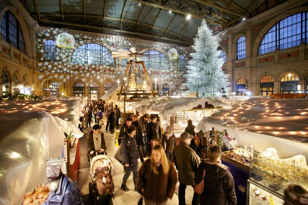 Du khách chen chúc giữa các quầy hàng ở chợ Giáng sinh trong nhà ga trung tâm tại Zurich - Ảnh: wiki Christkindlimarkt 2011, Zürich, cp9, HauptbahnDu khách chen chúc giữa các quầy hàng ở chợ Giáng sinh trong nhà ga trung tâm tại Zurich - Ảnh: wikihof