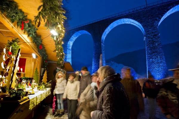Du khách tham quan một gian hàng ở chợ Noel dưới cầu cạn Ravenna - Ảnh: upperrhinevalley Du khách tham quan một gian hàng ở chợ Noel dưới cầu cạn Ravenna - Ảnh: upperrhinevalley