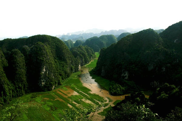 Bức tranh Tam Cốc nhìn từ ngọn núi Múa - Ảnh: Minh Đức Bức tranh Tam Cốc nhìn từ ngọn núi Múa - Ảnh: Minh Đức