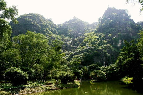 Khung cảnh núi Múa nhìn từ xa - Ảnh: Minh Đức Khung cảnh núi Múa nhìn từ xa - Ảnh: Minh Đức