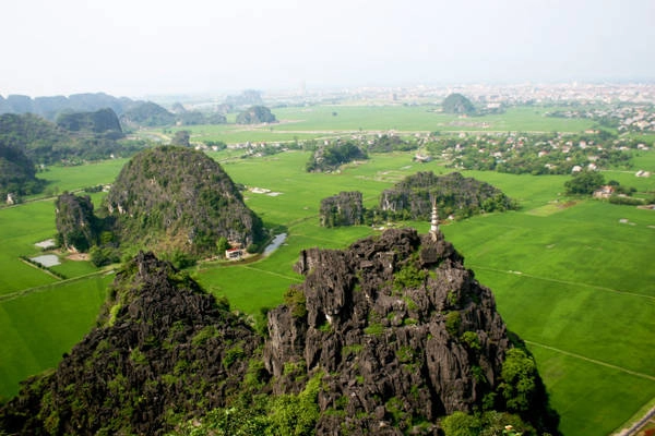 Phía bên trái núi là những cánh đồng và làng mạc xã Ninh Xuân - Ảnh: Minh Đức Phía bên trái núi là những cánh đồng và làng mạc xã Ninh Xuân - Ảnh: Minh Đức