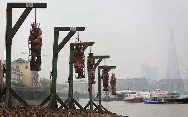 Nhiều phim về cướp biển tái hiện lại cảnh treo cổ ở bên bờ sông Thames. Ở đây, một cảnh trong phim Cánh buồm đen (2014). Ảnh: Mischief PR
