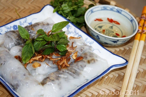 Chiếc bánh cuốn Phú Yên không cầu kỳ, chỉ bao gồm vỏ bánh mềm, mướt, dai và nhân thịt. Ảnh: GauSoi Chiếc bánh cuốn Phú Yên không cầu kỳ, chỉ bao gồm vỏ bánh mềm, mướt, dai và nhân thịt. Ảnh: GauSoi