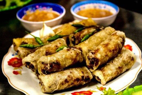 Thực khách có thể ăn chả dông kèm với ớt xanh, tỏi và các loại rau sống. Ảnh: Minh Đức Thực khách có thể ăn chả dông kèm với ớt xanh, tỏi và các loại rau sống. Ảnh: Minh Đức