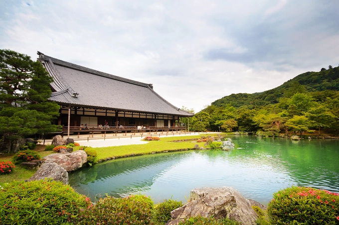 Rừng tre rất gần với các điểm du lịch nổi tiếng khác của vùng Arashiyama. Ngay bên ngoài khu rừng là đền Tenryu-Ji gần 700 tuổi, một trong năm ngôi đền lớn của Kyoto. Công trình này được xếp hạng là Di sản Thế giới vào năm 1994. Ảnh: Poomillust.