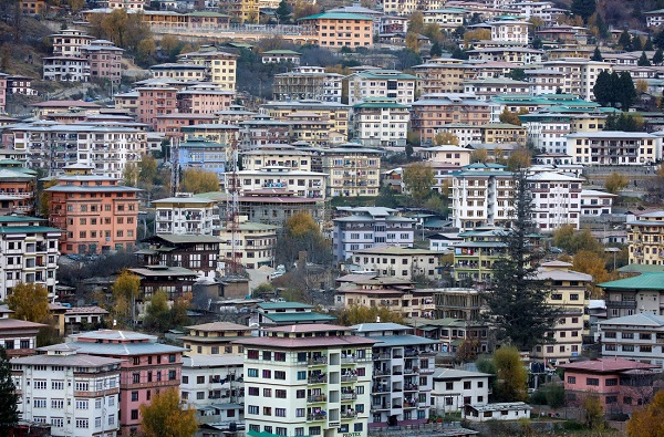 Bhutan với dân số khoảng 820.000 người, nằm ẩn mình bên dãy Himalaya hùng vĩ, ‘giữa’ Trung Quốc và Ấn Độ. Đây là một quốc gia chịu ảnh hưởng của Phật giáo, còn lịch sử văn hóa bao trùm bởi văn hóa Tây Tạng. Bhutan với dân số khoảng 820.000 người, nằm ẩn mình bên dãy Himalaya hùng vĩ, ‘giữa’ Trung Quốc và Ấn Độ. Đây là một quốc gia chịu ảnh hưởng của Phật giáo, còn lịch sử văn hóa bao trùm bởi văn hóa Tây Tạng.