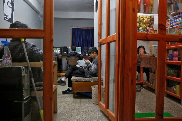 Thanh thiếu niên đang chơi game trong tiệm internet. Thanh thiếu niên đang chơi game trong tiệm internet.
