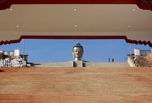 Tượng Phật khổng lồ Dordenma ngay trung tâm lối vào thung lũng Thimphu. Tượng Phật khổng lồ Dordenma ngay trung tâm lối vào thung lũng Thimphu.