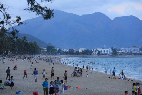Một góc xinh đẹp và nhộn nhịp của bãi biển Nha Trang