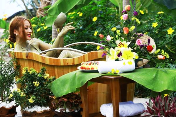 Trải nghiệm cảm giác tắm khoáng bùn tại KDL Tắm Khoáng Bùn Trăm Trứng. Trải nghiệm cảm giác tắm khoáng bùn tại KDL Tắm Khoáng Bùn Trăm Trứng.