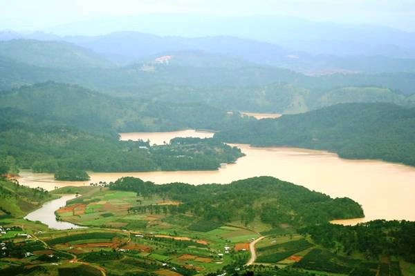 Khung cảnh hùng vĩ nhìn từ Langbiang Khung cảnh hùng vĩ nhìn từ Langbiang