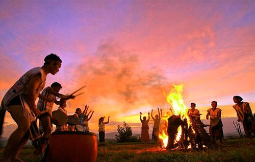 Tham gia chương trình Đêm hội Cồng Chiêng sôi động. Tham gia chương trình Đêm hội Cồng Chiêng sôi động.